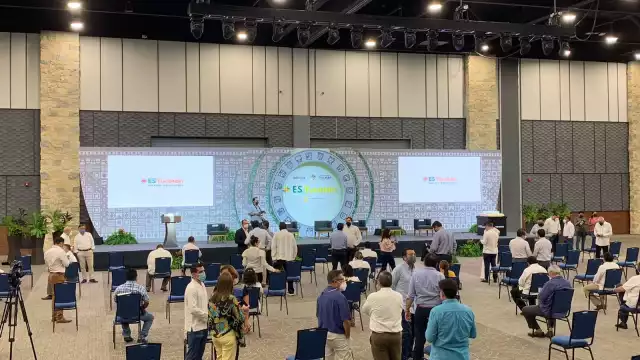 Ante el gobernador Mauricio Vila Dosal se lleva a cabo la presentación de Estadio Sostenible