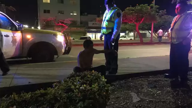 El presunto ladrón intentó escapar corriendo descalzo y sin camisa, aparentemente el hombre padece de sus facultades mentales