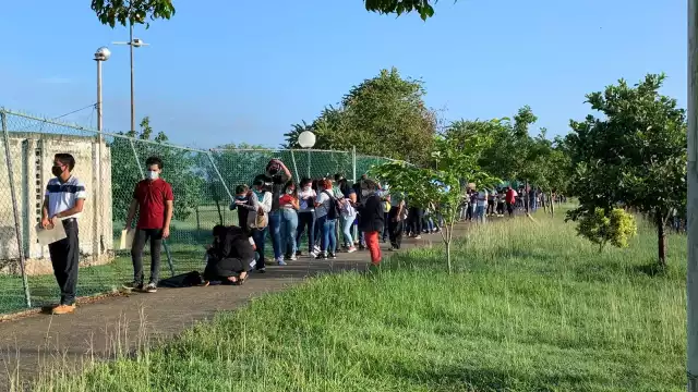 Previo a la apertura del módulo ubicado en la Inalámbrica, varios son los jóvenes que se encuentran en la fila