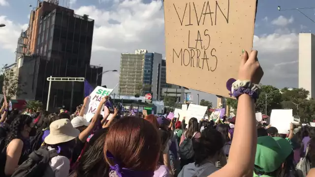 Miles de mujeres se encuentran marchando por la Ciudad de México