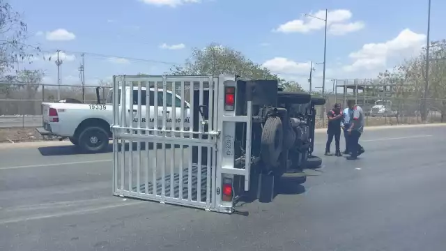 El conductor de la camioneta y su acompañante resultaron ilesos de la volcadura en el Periférico de Mérida
