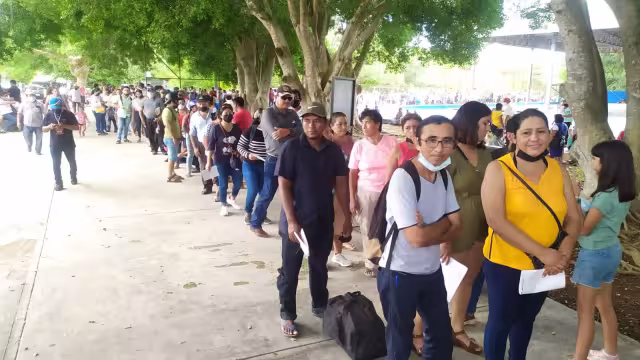 La largas filas de la militancia no se hicieron esperar durante la jornada de ayer domingo