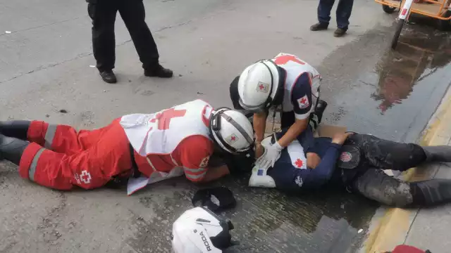 Motociclista derrapa tras falla mecánica en la colonia benito Juárez