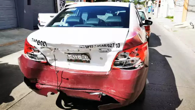 Aparatosa carambola entre camioneta y taxis deja caos vial en Campeche