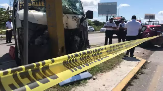 Los tres automóviles acabaron con destrozos tras el choque