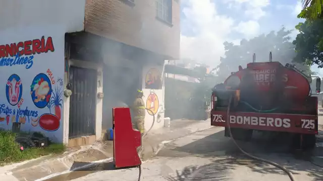 El humo que salía de la carnicería alertó a los vecinos cercanos al lugar en Puerto Aventuras, perteneciente a Solidaridad