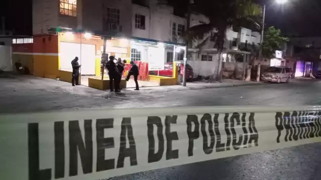 La zona del ataque armado en Cancún fue acordonada por policías, además de que Servicios Periciales levantaron los casquillos percutidos