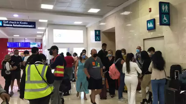 Los pasajeros esperaron una respuesta de las aerolíneas que cancelaron vuelos en el aeropuerto de Cancún
