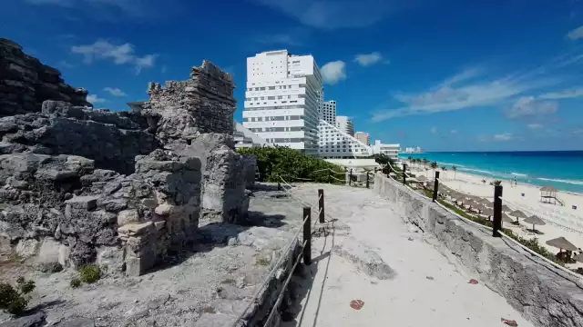 La zona arqueológica de Yamil Lu'um se localiza dentro de lops terrenos del hotel Park Royal Cancún, y tiene vista frente al mar
