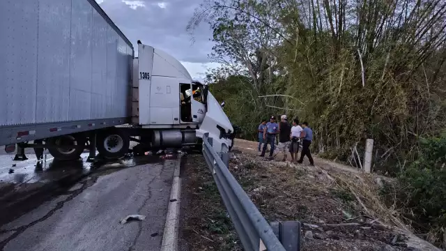 Tráiler se estrella contra muro en la “Curva del Diablo”, en Pomuch.