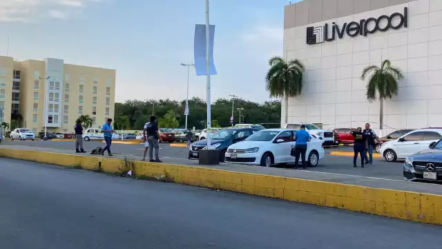 En varias ocasiones el hombre fue señalado en mantas colocadas en diversos puntos de la ciudad por pasar información reservada del Aeropuerto de Chetumal