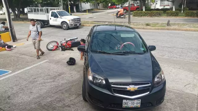 El motociclista resultó con heridas en la pierna, mientras que su acompañante solamente con golpes