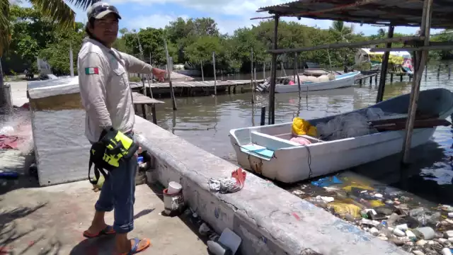 Uno de los afectados muestra el bote que fue despojado del motor en el que fueron hallados las víctimas de robo