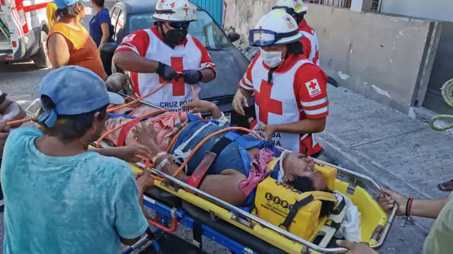 El hombre fue llevado de urgencias al hospital por paramédicos de la Cruz Roja