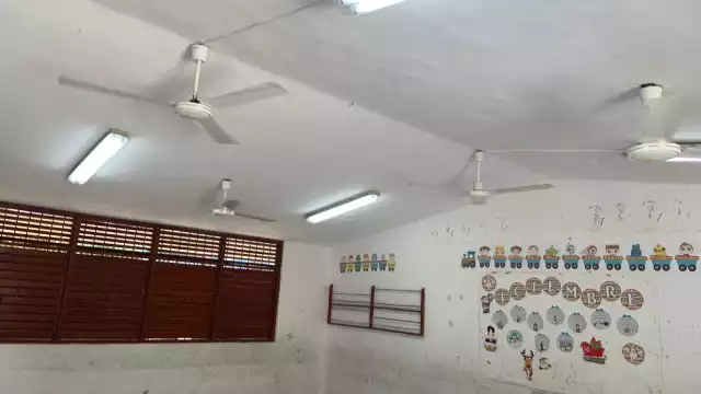 El Ifeqroo indicó que, luego de rehabilitar las escuelas, los ladrones regresan para llevarse cableado y material recién instalado