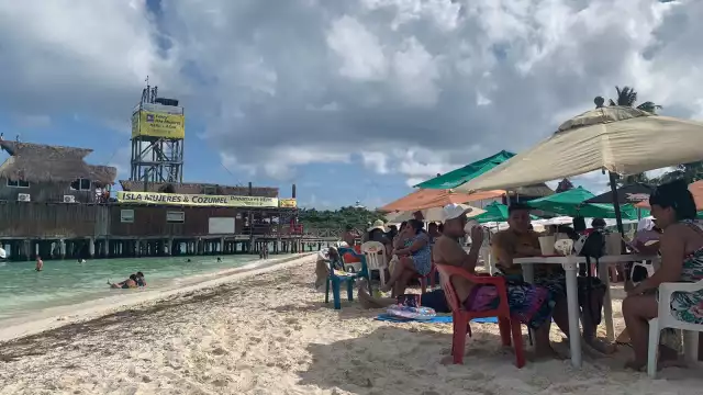 Los turistas acuden a las playas de Cancún a refrescarse, pero no contratan servicios de tours, indican prestadores