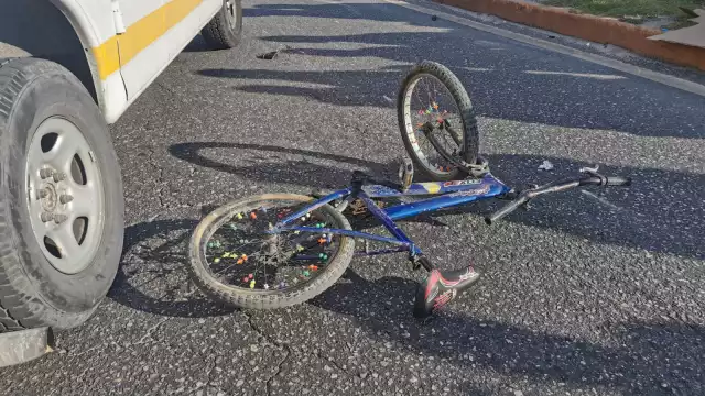Accidente en la colonia Pedro Sainz de Baranda: motociclista impacta a ciclista.
