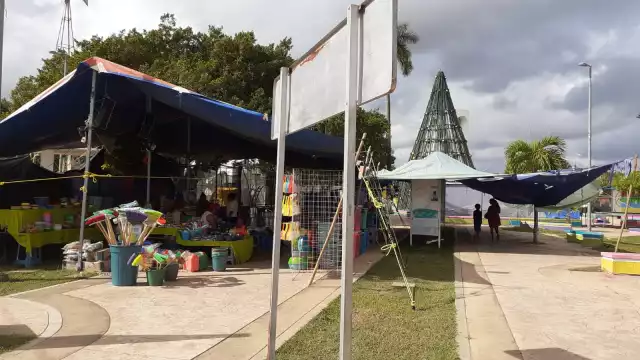 Los comerciantes empezaron a llegar e instalarse en el parque central de José María Morelos desde el 15 de diciembre
