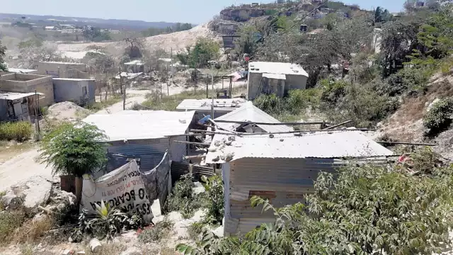 La improvisada vivienda de doña Yolanda da muestra de la necesidad de las personas que la habitan