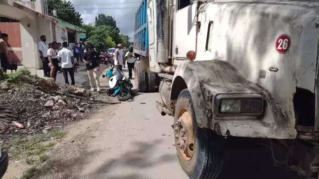 La motocicleta de la esposa del volquetero quedó dañada tras el accidente en Carrillo Puerto, donde el conductor de la pesada unidad no se percató que su cónyuge salía al mismo tiempo que él