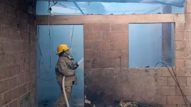 Las llamas amenazaban a casas de huano cercanas a la vivienda quemada