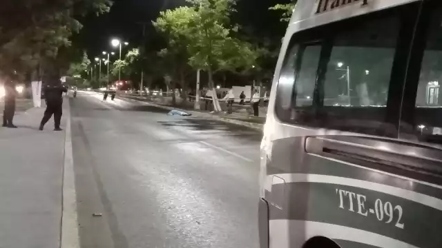 Elementos de la dirección de Tránsito cerraron los carriles centrales dónde quedó el cuerpo, mismo que será trasladado a la Semefo