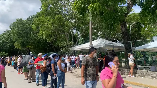 Formados desde las 6 de la mañana, los habitantes esperan hasta ocho horas