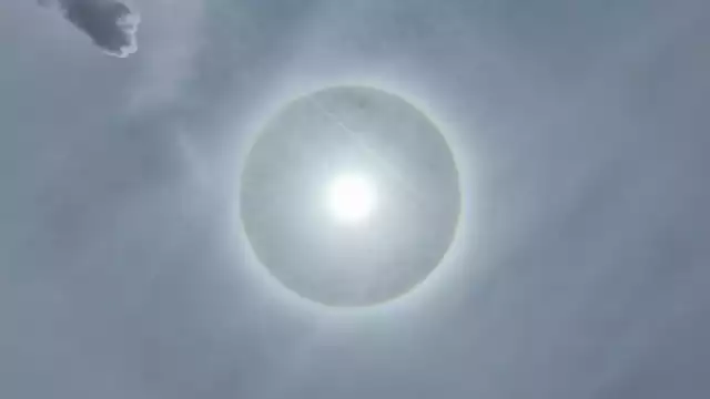 Un halo solar es causado por temperaturas frías y humedad del océano