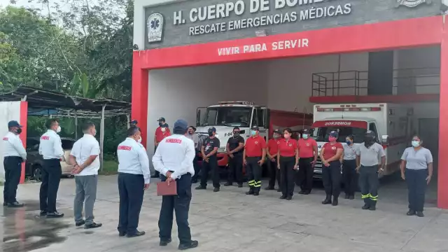 Cuenta con 10 paramédicos y sólo una ambulancia, pero no se encuentra en buenas condiciones