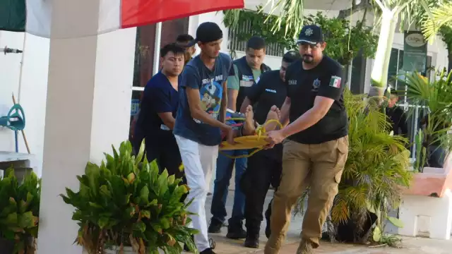 La escalera del hombre chocó contra un cable de alta tensión, provocando el choque