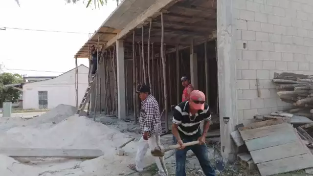 Albañiles laborarán solamente medio día este 3 de mayo