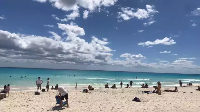 Buen tiempo climático permite a turistas y locales disfrutar de la playa