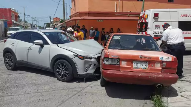 Aparatosa colisión en Ciudad del Carmen deja lesionadas a dos mujeres