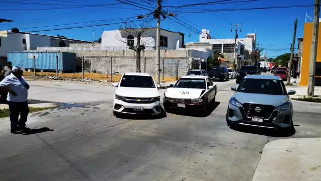 Vialidad parcial afectada por accidente entre taxi y automóvil particular en San Agustín del Palmar