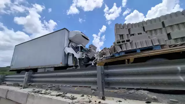 Tortón impacta tráiler en puente de Tenabo y vuelca carga de bovedillas