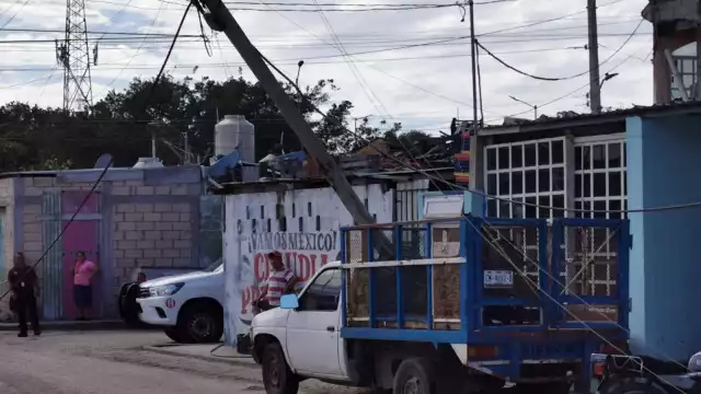 Protección Civil acordonó la zona mientras el conductor reportaba el incidente a su seguro