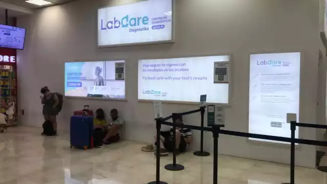Los viajeros que irán hacia Estados Unidos pasan directo a la fila de su aerolínea para documentar su equipaje en el Aeropuerto Internacional de Cancún