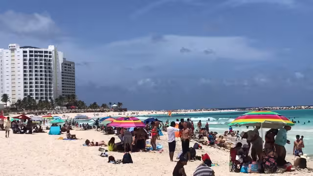 Pese al pronóstico de cielo nublado en Quintana Roo para este sábado, el sol permitió que los bañistas acudieran a la Zona Hotelera de Cancún para visitar las playas