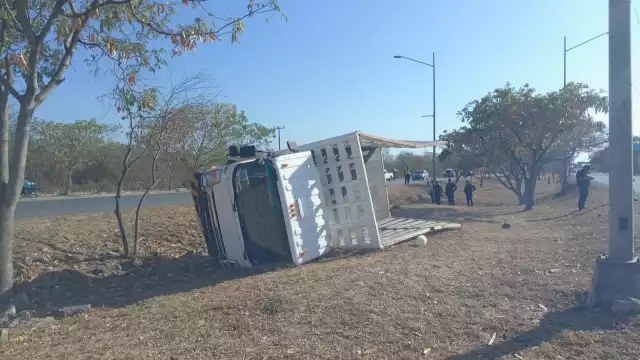 El conductor de la camioneta volcada fue llevado a un hospital de Mérida