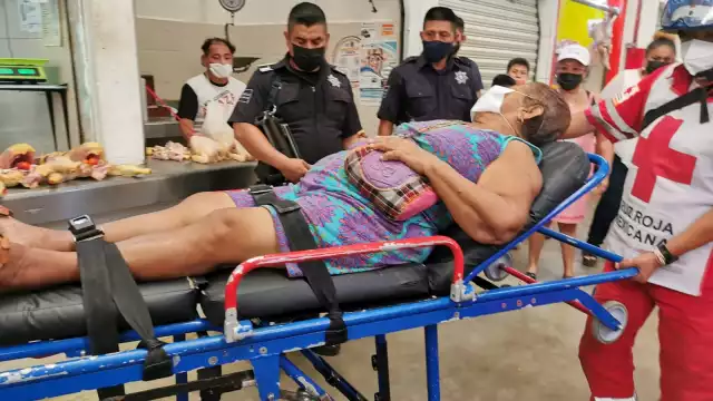 Los socorristas valoraron a la mujer la cual aún se encontraba un poco desorientada tras la caída