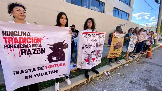 Activistas antitaurinos se manifiestan a las afueras de la Plaza de Toros de Mérida