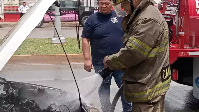 Bomberos lograron controlar el incendio del auto