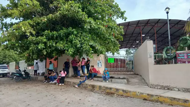 Por segundo día, padres de familia tomaron la primaria Juan Escutia en Escárcega, Campeche.