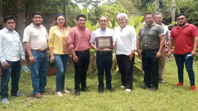 Por sus años de servicio en la educación, maestros y compañeros ofrecieron un convivio de despedida