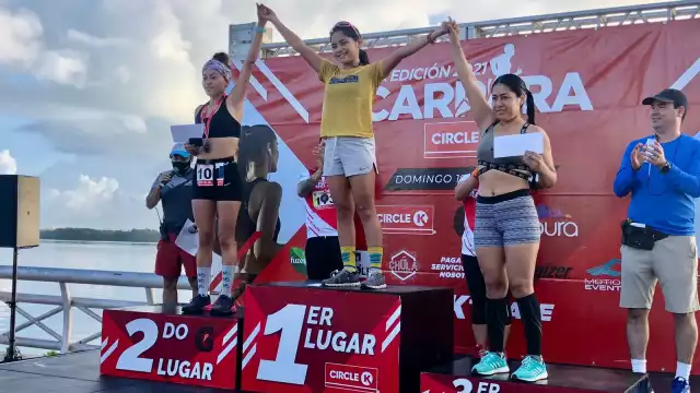 Entre aplausos y porras de parte de sus compañeros, Dulce Santiago Cen finalizó la prueba en primer lugar de la femenil
