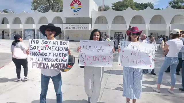 La primera marcha de la “Generación Z” en Cancún reunió a unas 100 personas.