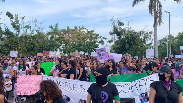 Más de 500 mujeres participan en la marcha del 8M en Cancún