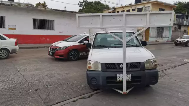 Una camioneta golpea un vehículo al salir de reversa de un estacionamiento en la Colonia Morelos