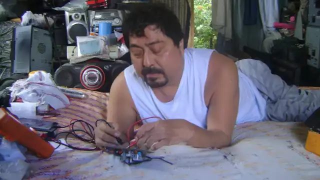 Pide apoyo al gobierno para que le construyan un baño