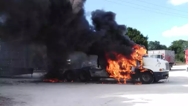 El conductor Alfredo González Rodríguez de 35 años dijo que de manera sorpresiva la cabina color blanco placas de circulación R2-42-564 comenzó a quemarse